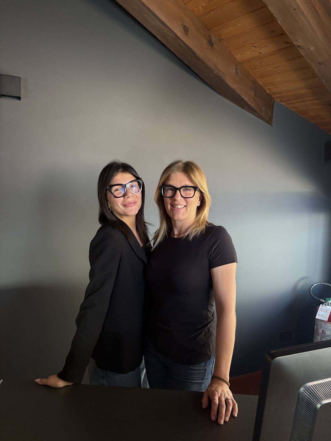 Ilenia di AV TuttoPratiche lavora alla scrivania controllando documenti e pratiche per i clienti.